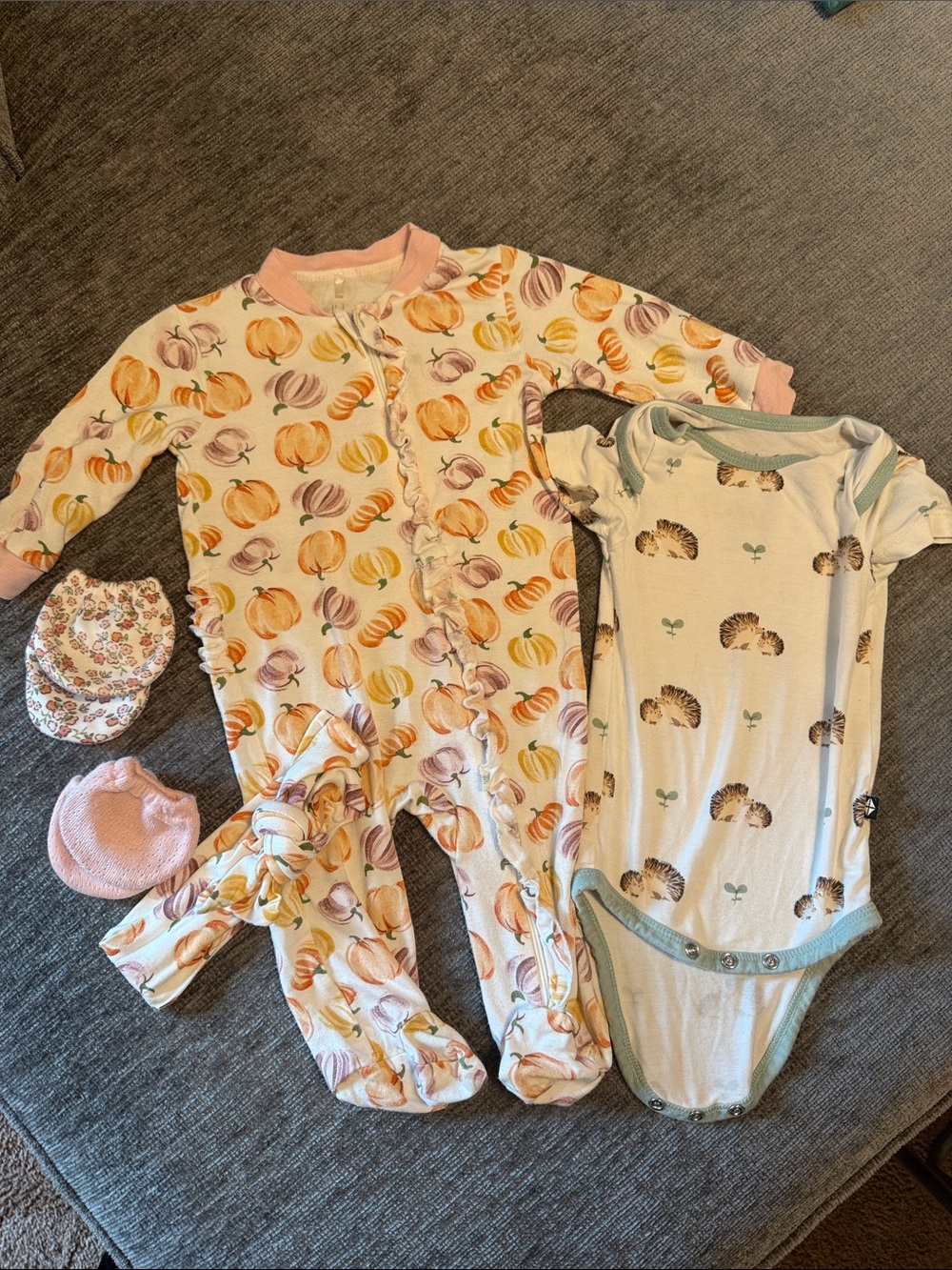 0-3 Baby Girls Peach Pumpkin-Print Footed One-Piece + Bodysuit PLAY